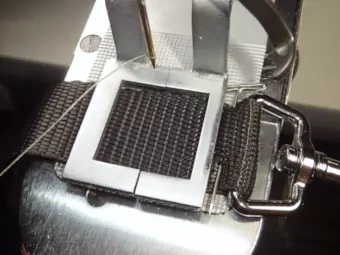 1-inch leash's snap-end clamped horizontally.